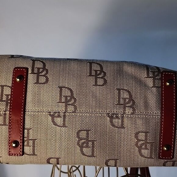 Dooney & Bourke Initial Shoulder Bag Red Accent Gold Tone Hardware Detail - Picture 5 of 11